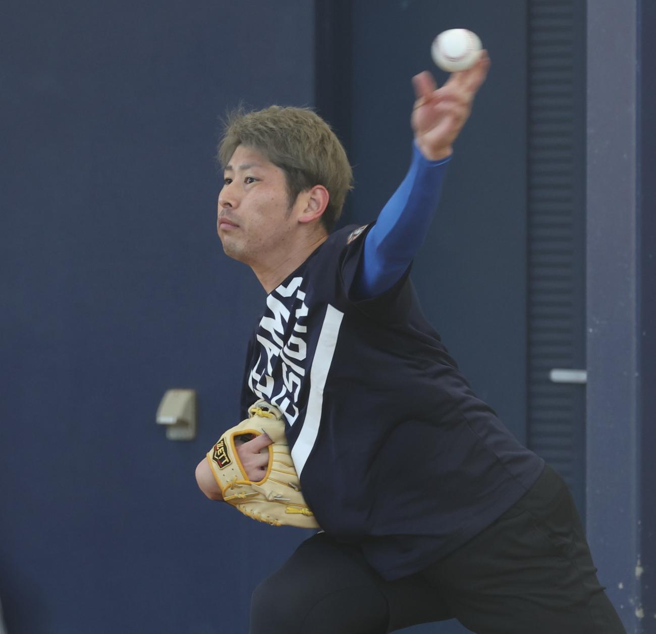ブルペンで投球する日本ハム加藤貴（撮影・黒川智章）