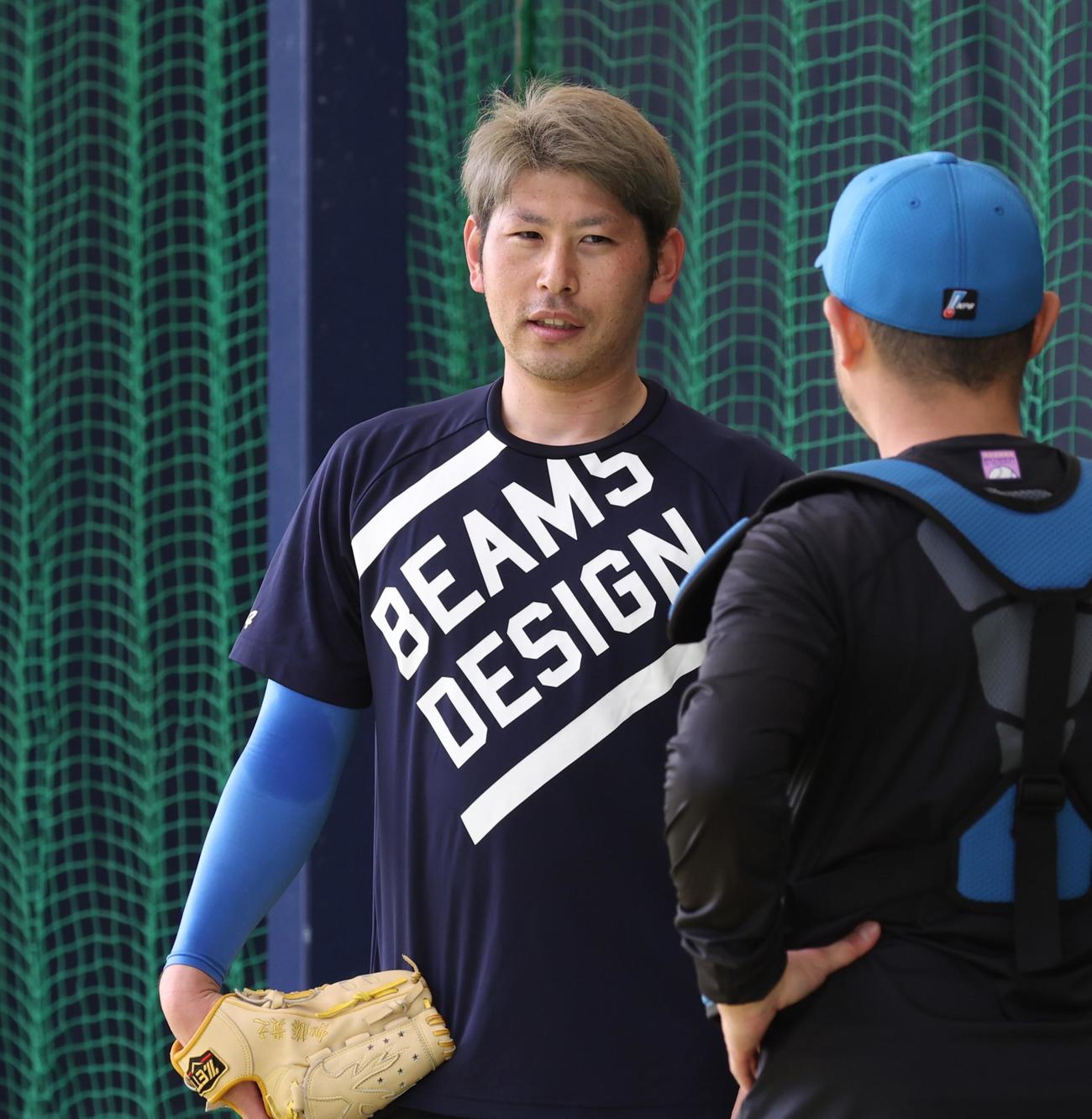 ブルペンで投球後、笑顔の日本ハム加藤貴（撮影・黒川智章）