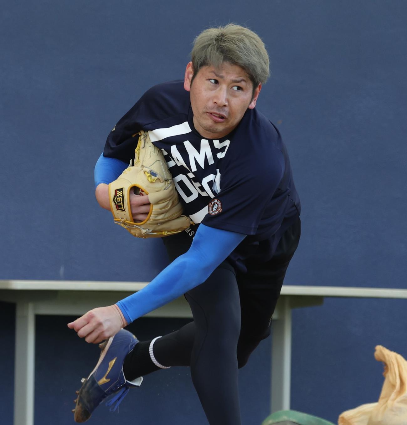 ブルペンで投球する日本ハム加藤貴（撮影・黒川智章）