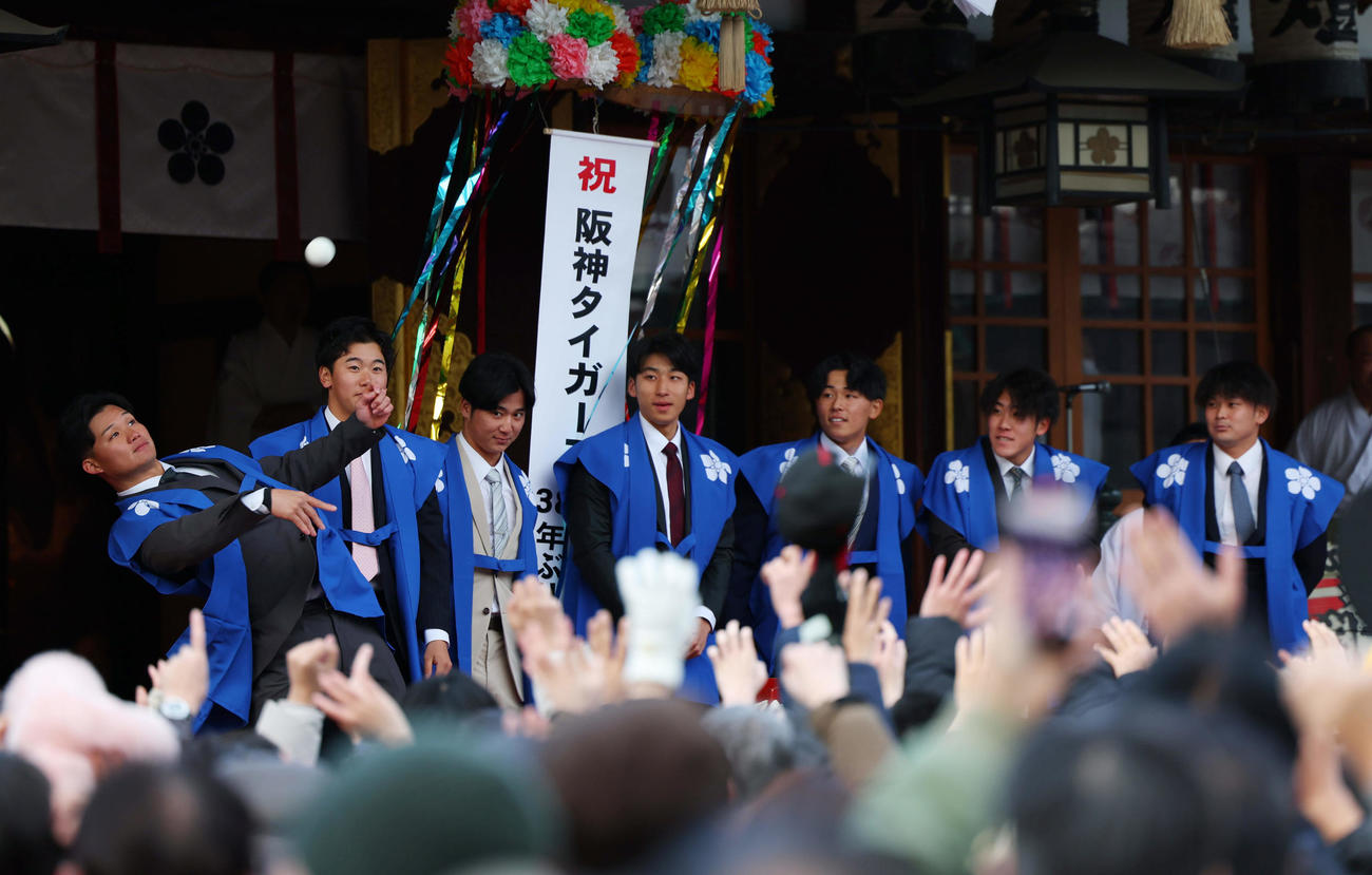 福玉まきを行う阪神の選手たち。左から森下、門別、井坪、茨木、戸井、富田、野口（撮影・前田充）