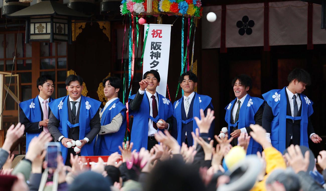 福玉まきを行う阪神の選手たち。左から門別、森下、井坪、茨木、戸井、富田、野口（撮影・前田充）