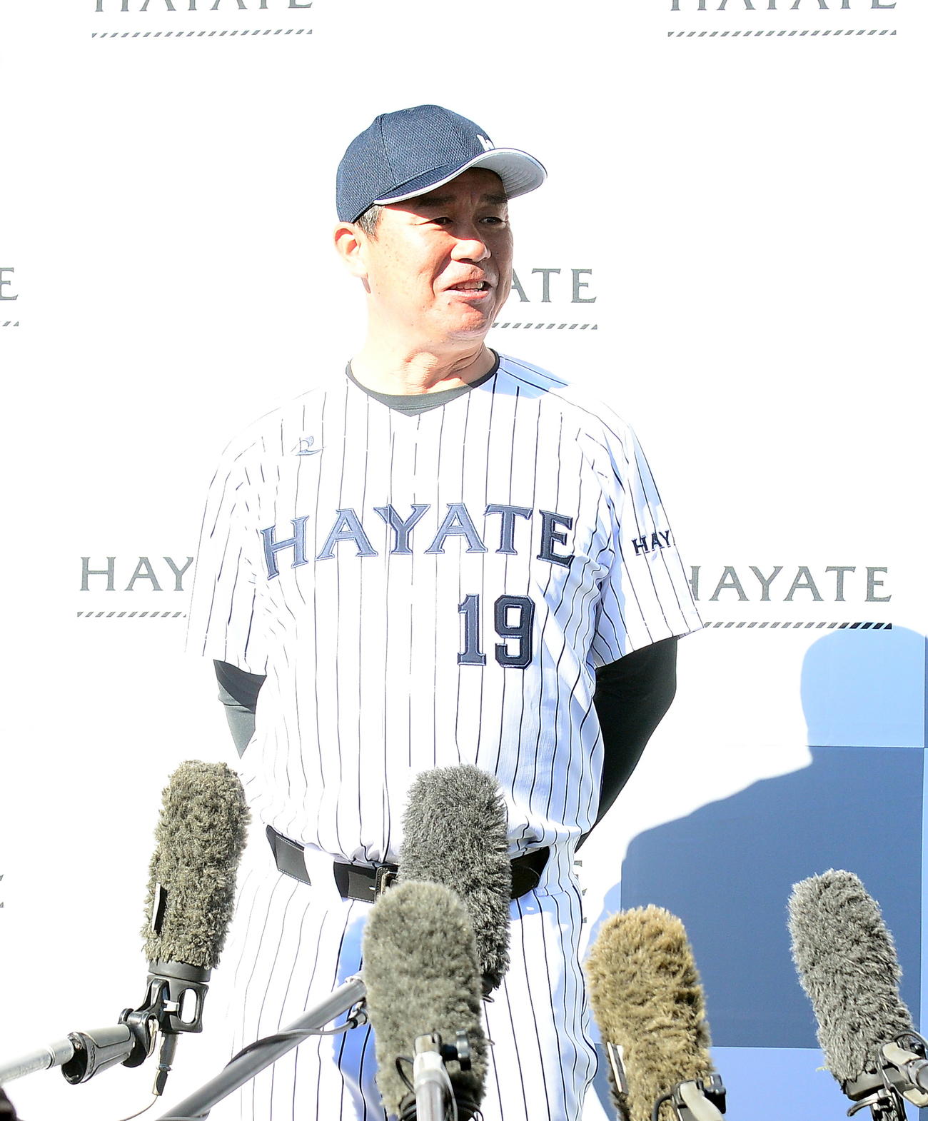 囲み取材で笑顔を見せるくふうハヤテの赤堀監督