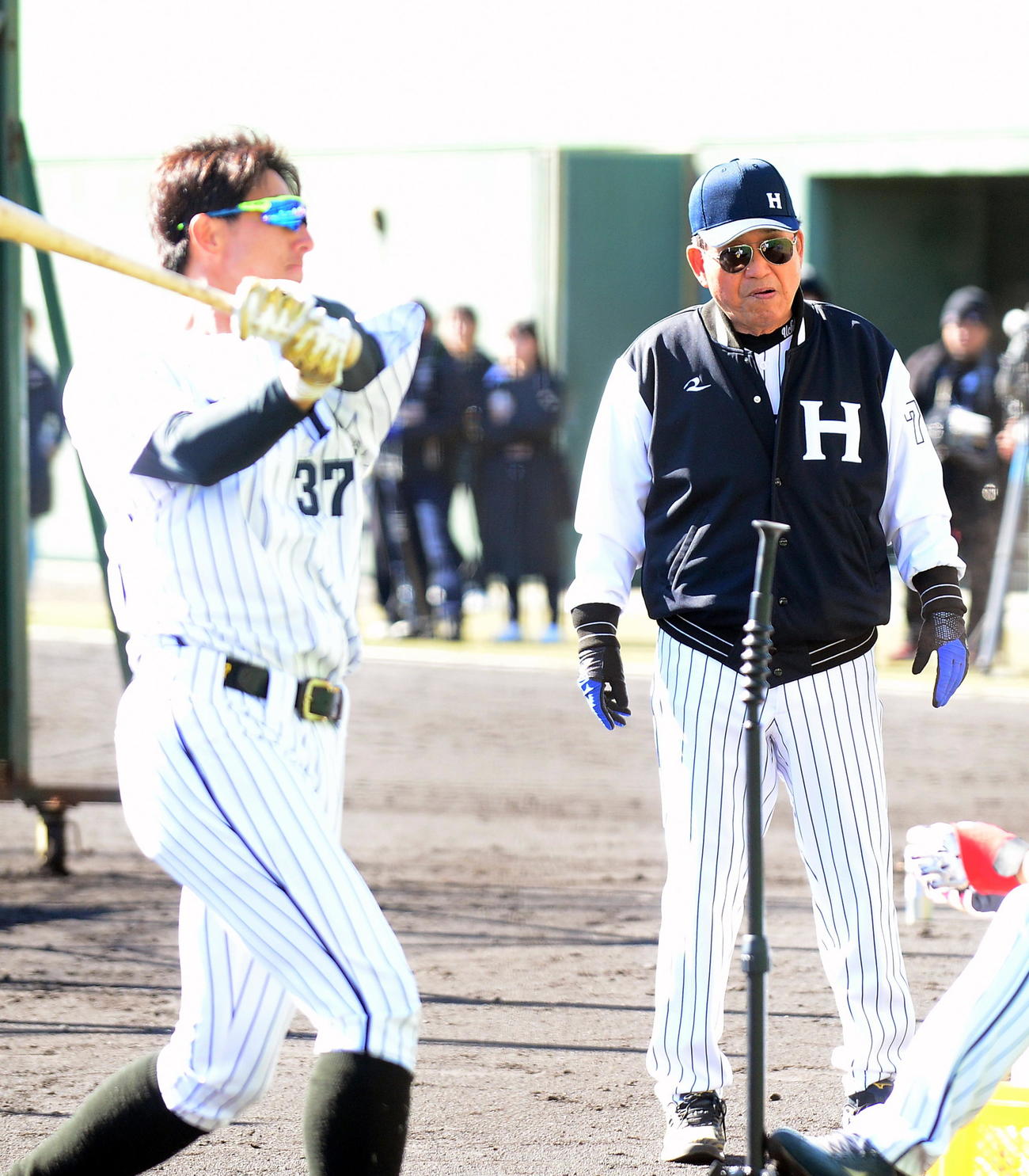 打撃練習を見守る内田打撃アドバイザー