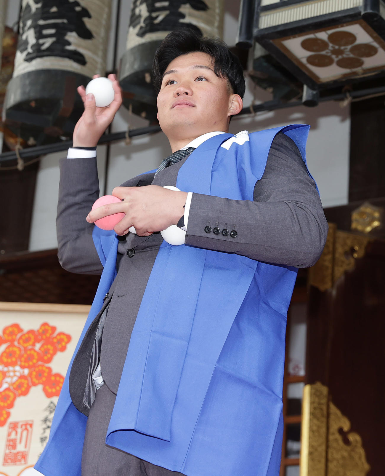福玉まきを行う阪神森下（撮影・前田充）