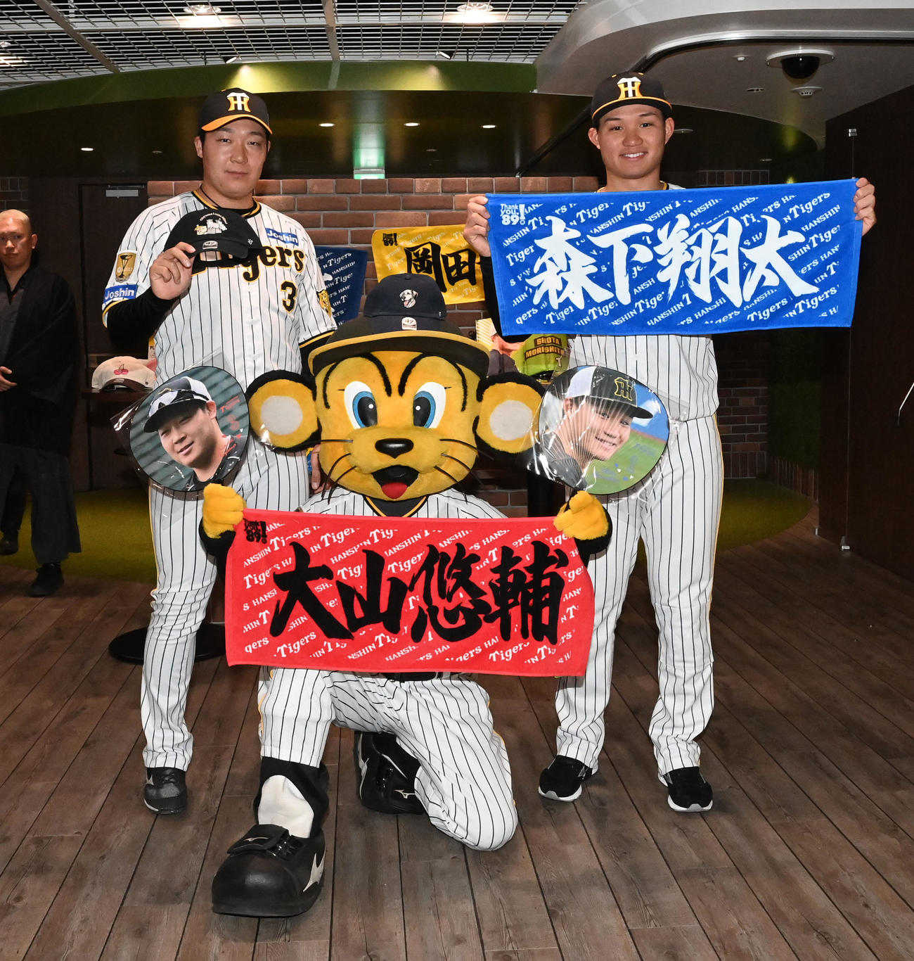 「2024新作グッズ内覧会」に出席しグッズを披露する阪神大山（左）と森下（撮影・前岡正明）