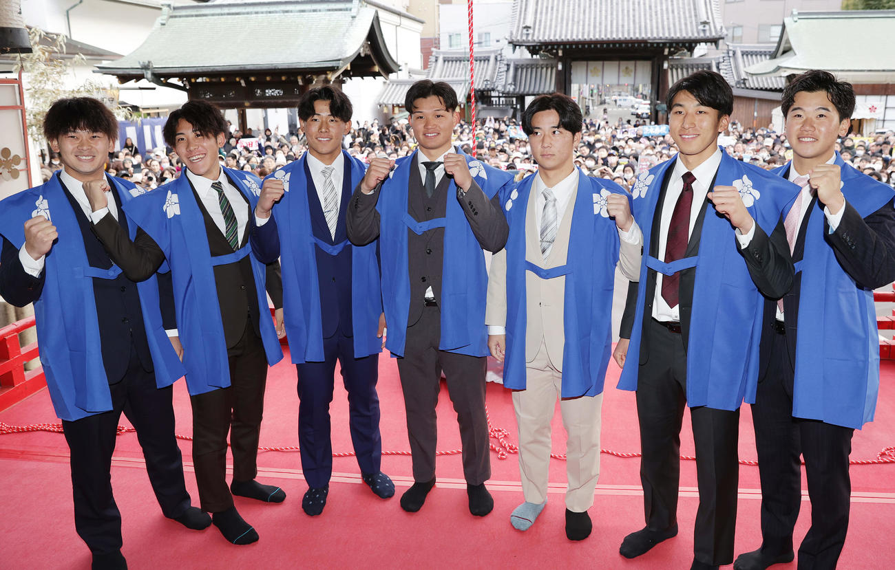 福玉まきを行った阪神の選手たち。左から野口、富田、戸井、森下、井坪、茨木、門別（撮影・前田充）