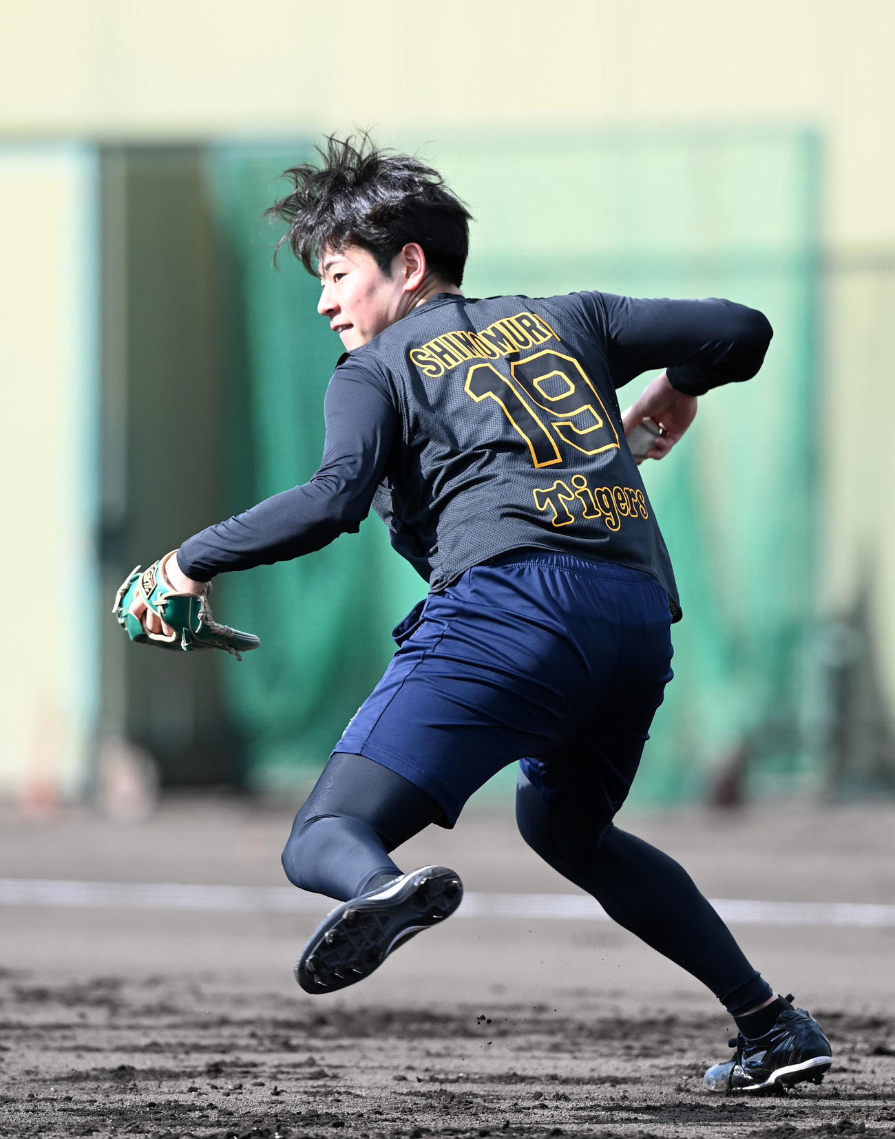 投内連係を行う阪神下村（撮影・前岡正明）