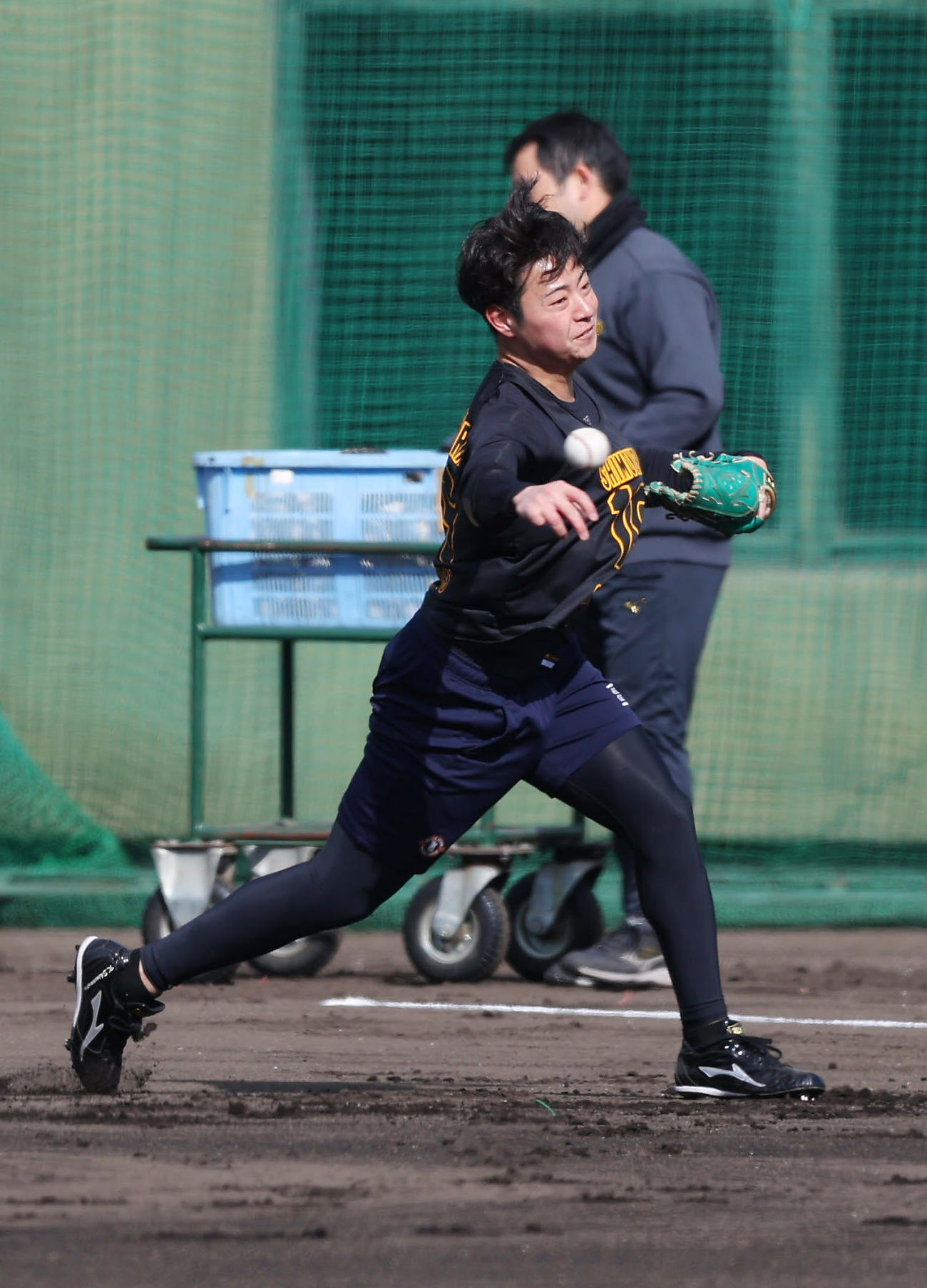 投内連係で三塁へ送球する阪神下村（撮影・前田充）