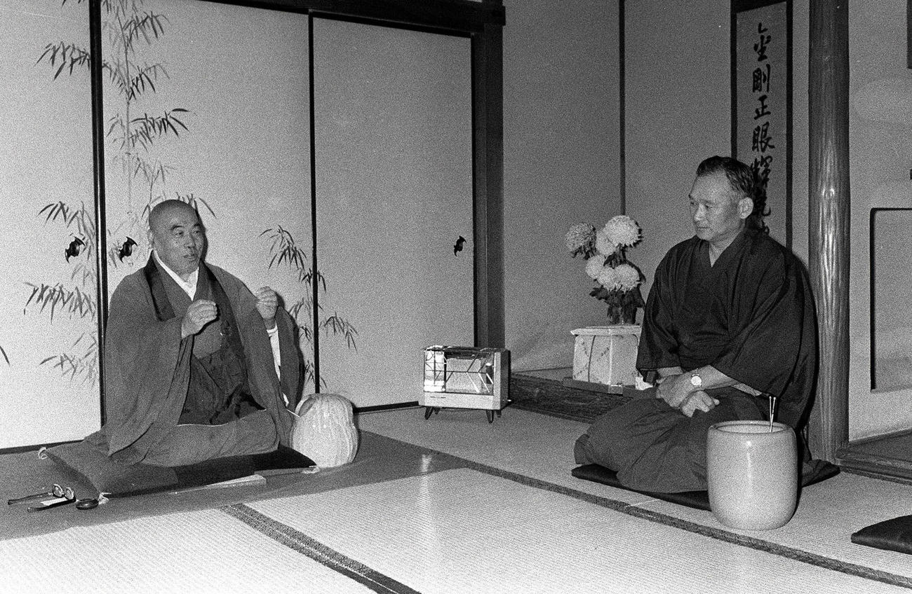岐阜・美濃加茂の正眼寺で教えを受ける巨人川上監督（右）