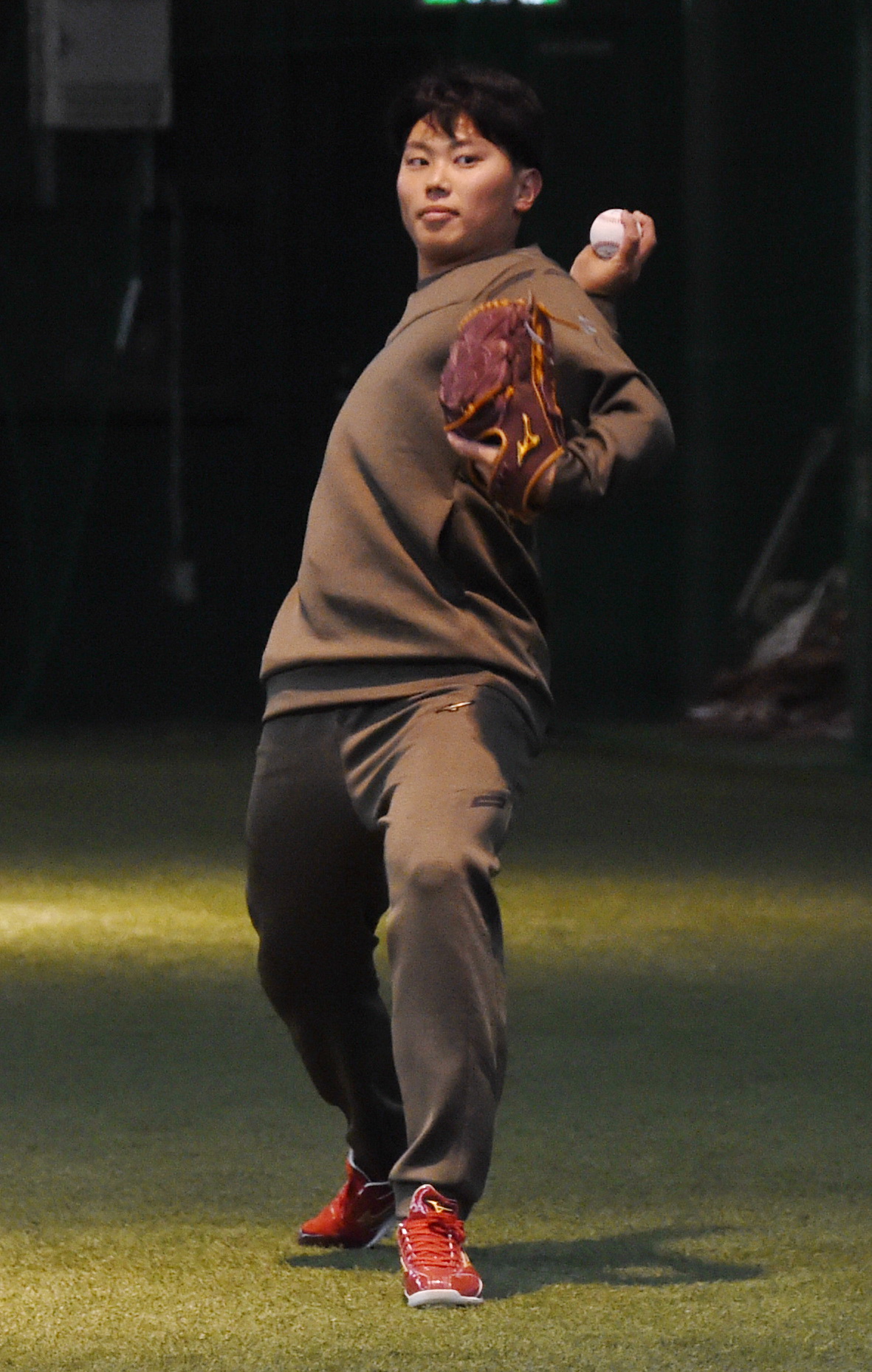 自主トレを公開した楽天渡辺翔（撮影・山田愛斗）