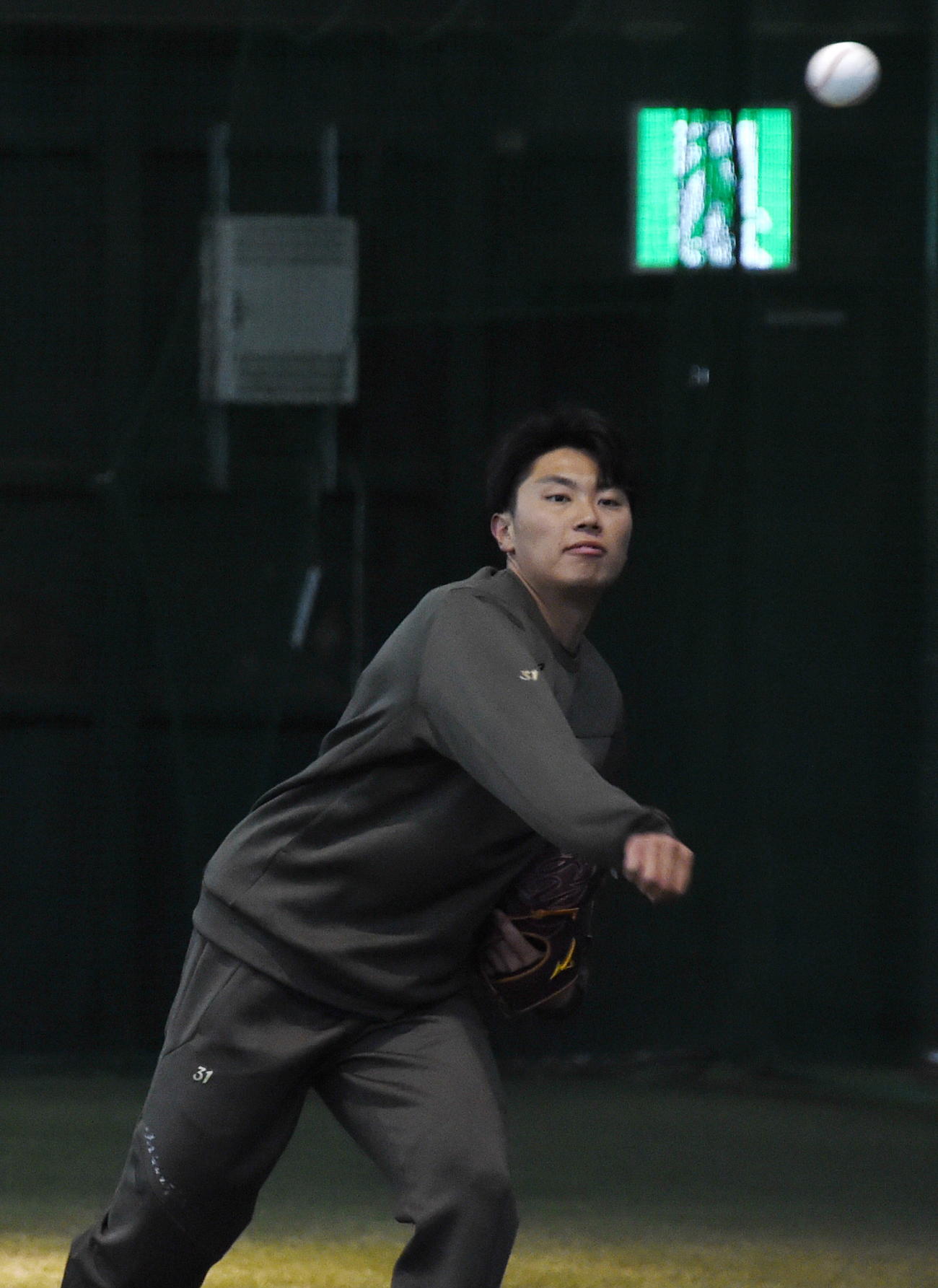 自主トレを公開した楽天渡辺翔（撮影・山田愛斗）