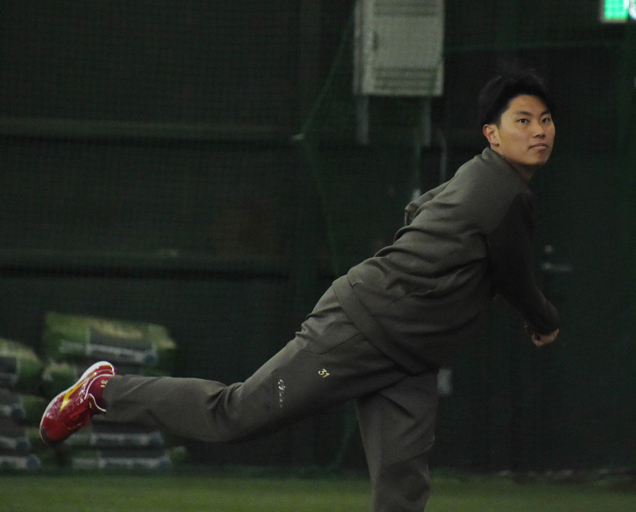 自主トレを公開した楽天渡辺翔（撮影・山田愛斗）