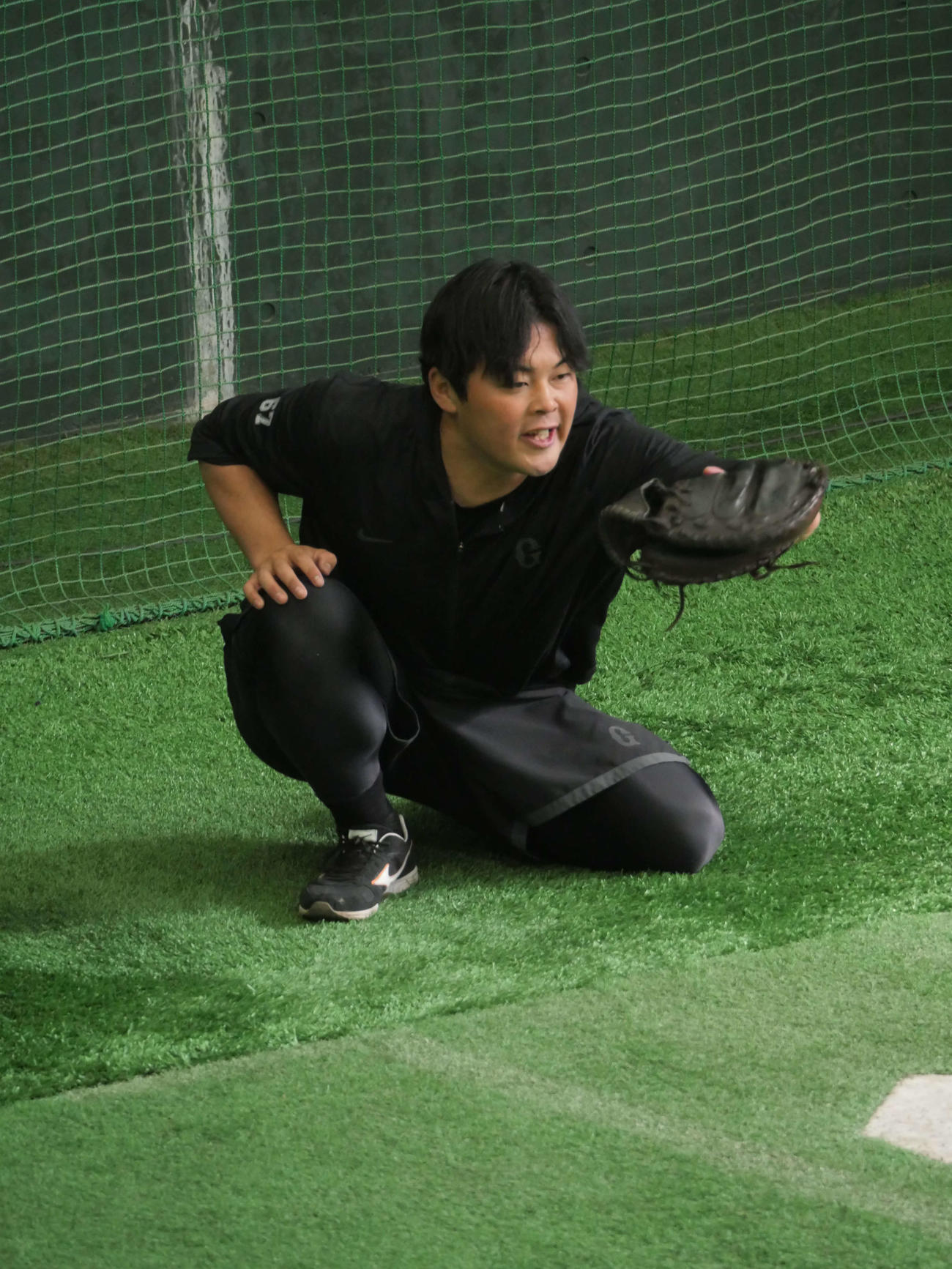 西舘のボールを捕る巨人山瀬（撮影・上田悠太）