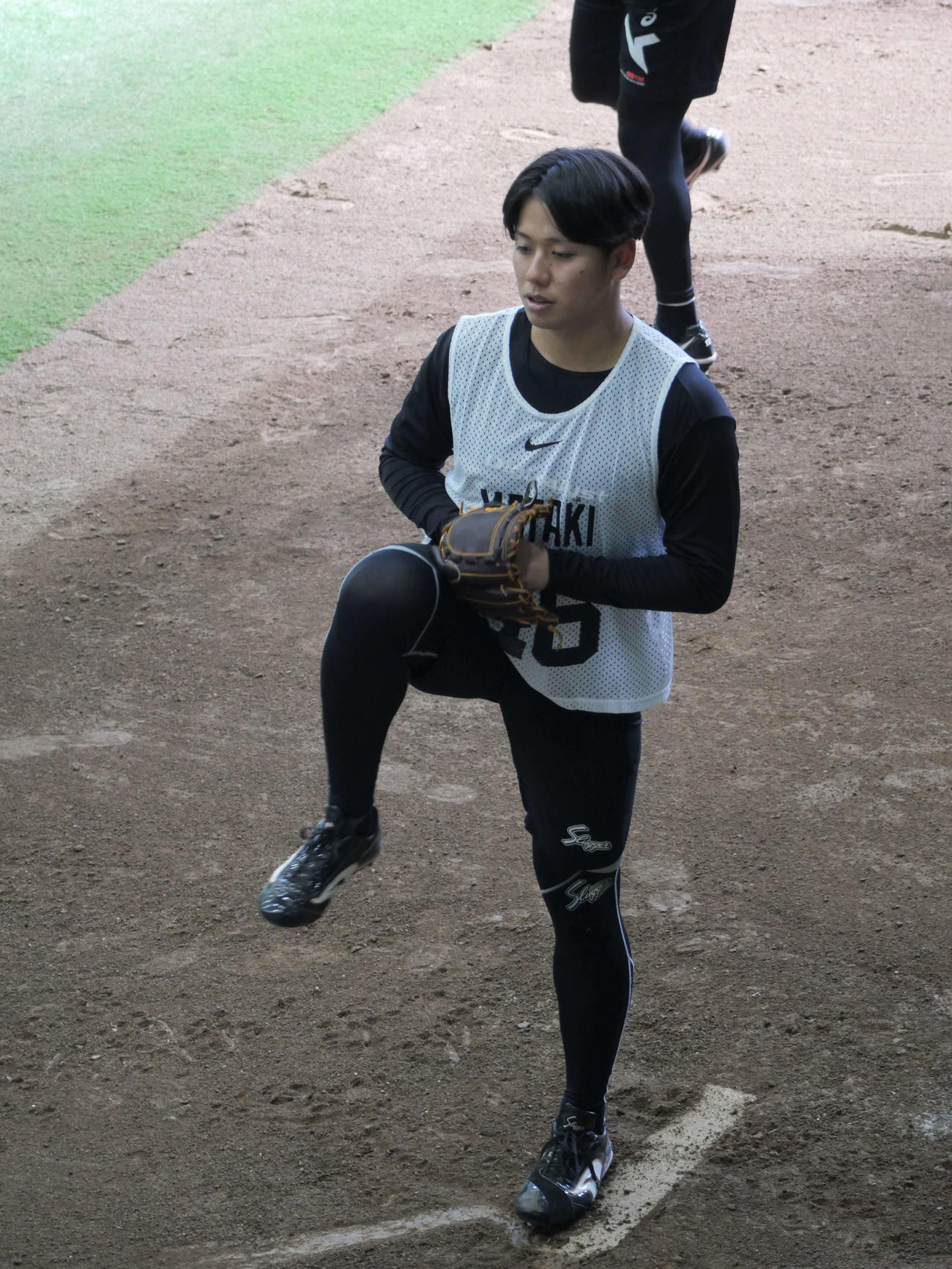 投球練習をする巨人ドラフト5位の又木（撮影・上田悠太）