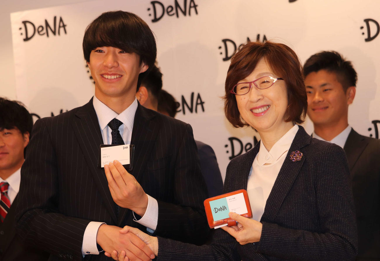 DeNA本社を訪問し、南場オーナー（右）と名刺交換するドラフト1位の度会（撮影・小早川宗一郎）