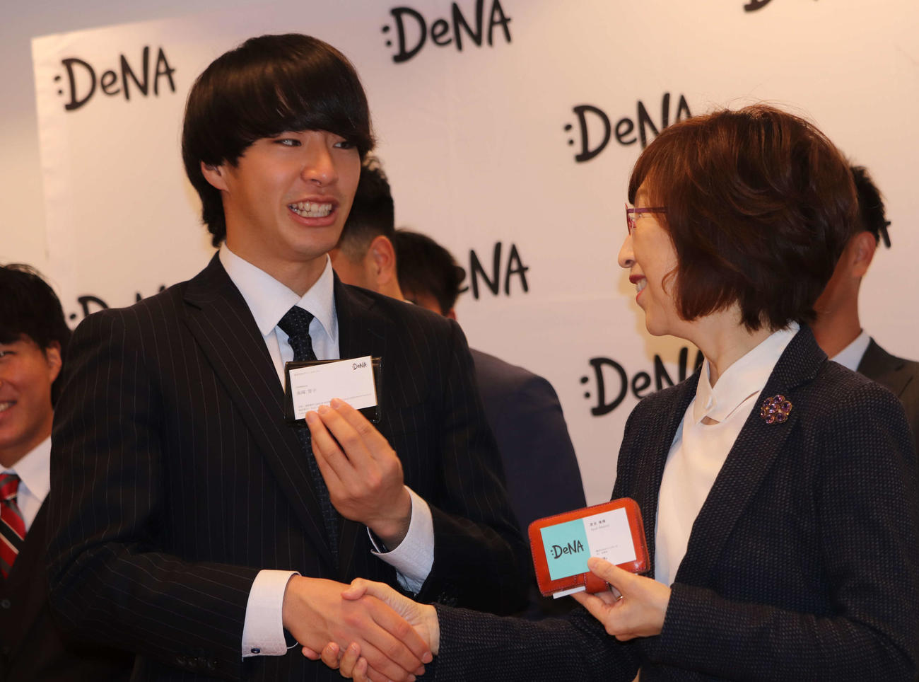 DeNA本社を訪問し、南場オーナー（右）と名刺交換するドラフト1位の度会（撮影・小早川宗一郎）