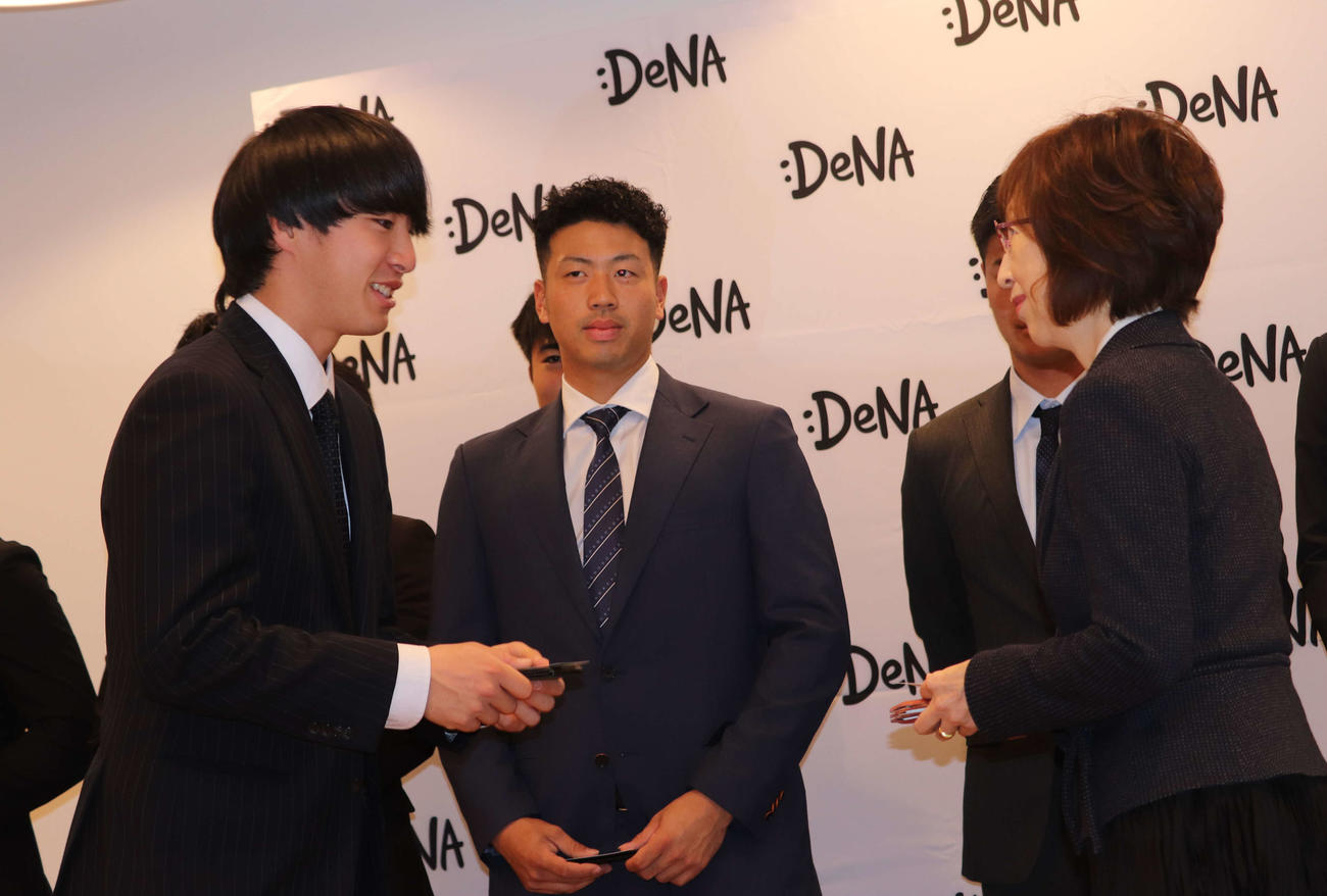 DeNA本社を訪問し、南場オーナー（右）と名刺交換するドラフト1位の度会（撮影・小早川宗一郎）