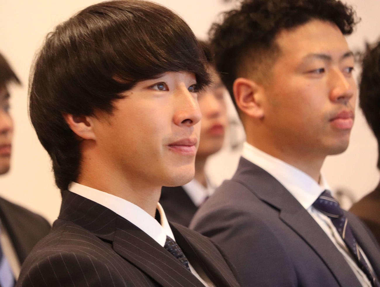 DeNA本社を訪問し、南場オーナーの講義を真剣に聞き入るドラフト1位の度会（左）と同2位の松本凌（撮影・小早川宗一郎）