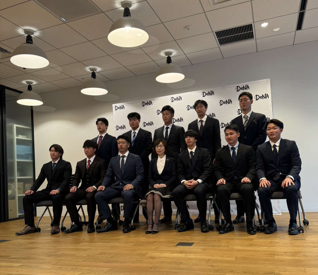 DeNA本社を訪問し、南場オーナー（手前中央）と記念撮影する新人選手たち（撮影・小早川宗一郎）