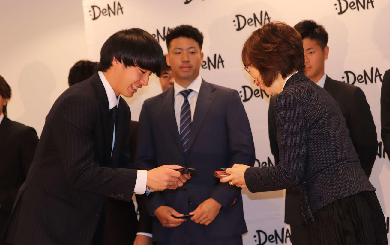 DeNA本社を訪問し、南場オーナー（右）と名刺交換するドラフト1位の度会（撮影・小早川宗一郎）