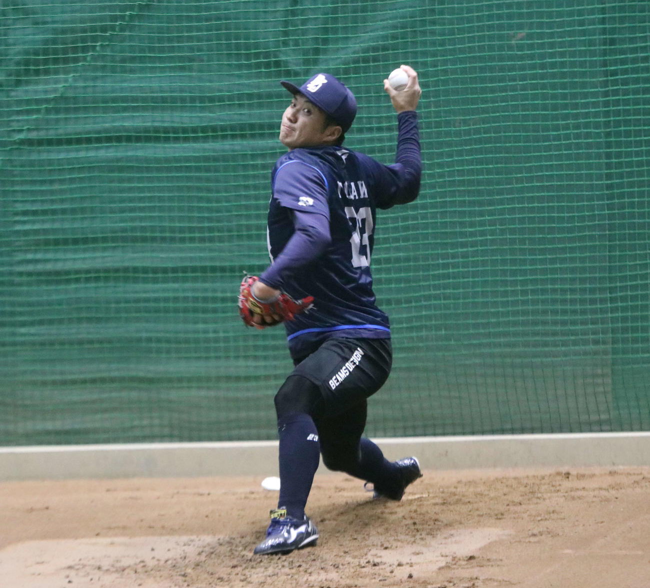 ブルペン入りした西武ドラフト7位の糸川（撮影・山崎純一）