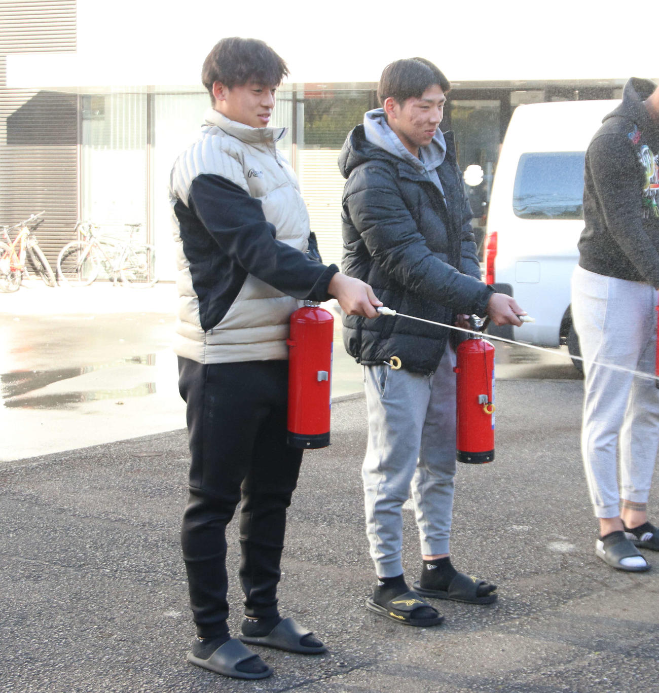 球団施設で行われた消防訓練に参加した西武のドラフト5位宮沢（左）とドラフト4位成田（撮影・山崎純一）