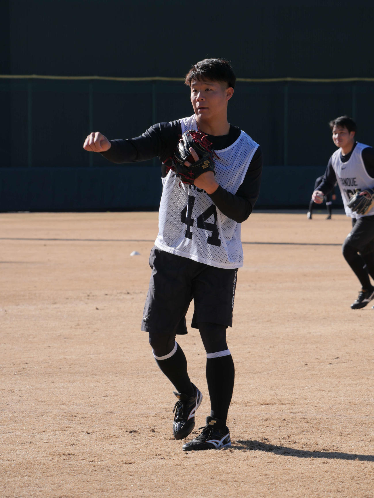 キャッチボールをする巨人ドラフト3位の佐々木（撮影・上田悠太）