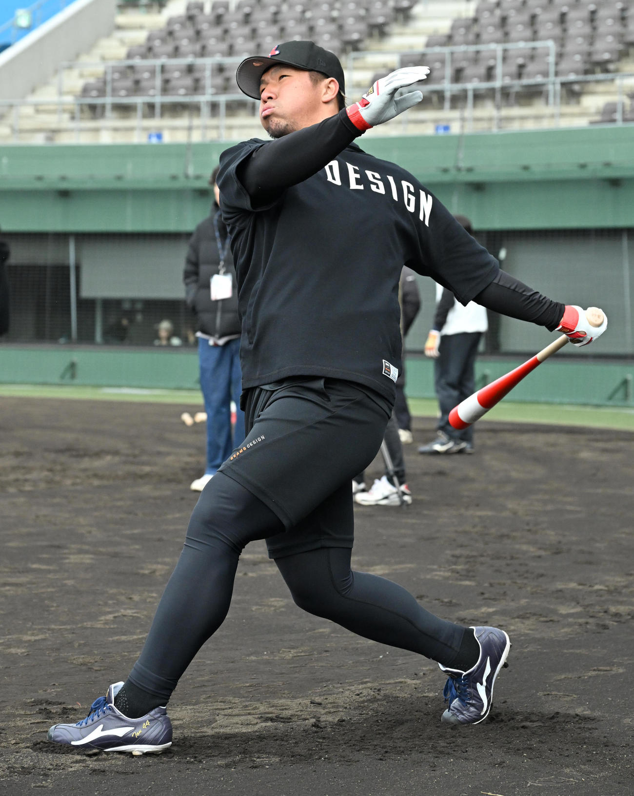 打撃練習をするオリックス頓宮（撮影・石井愛子）