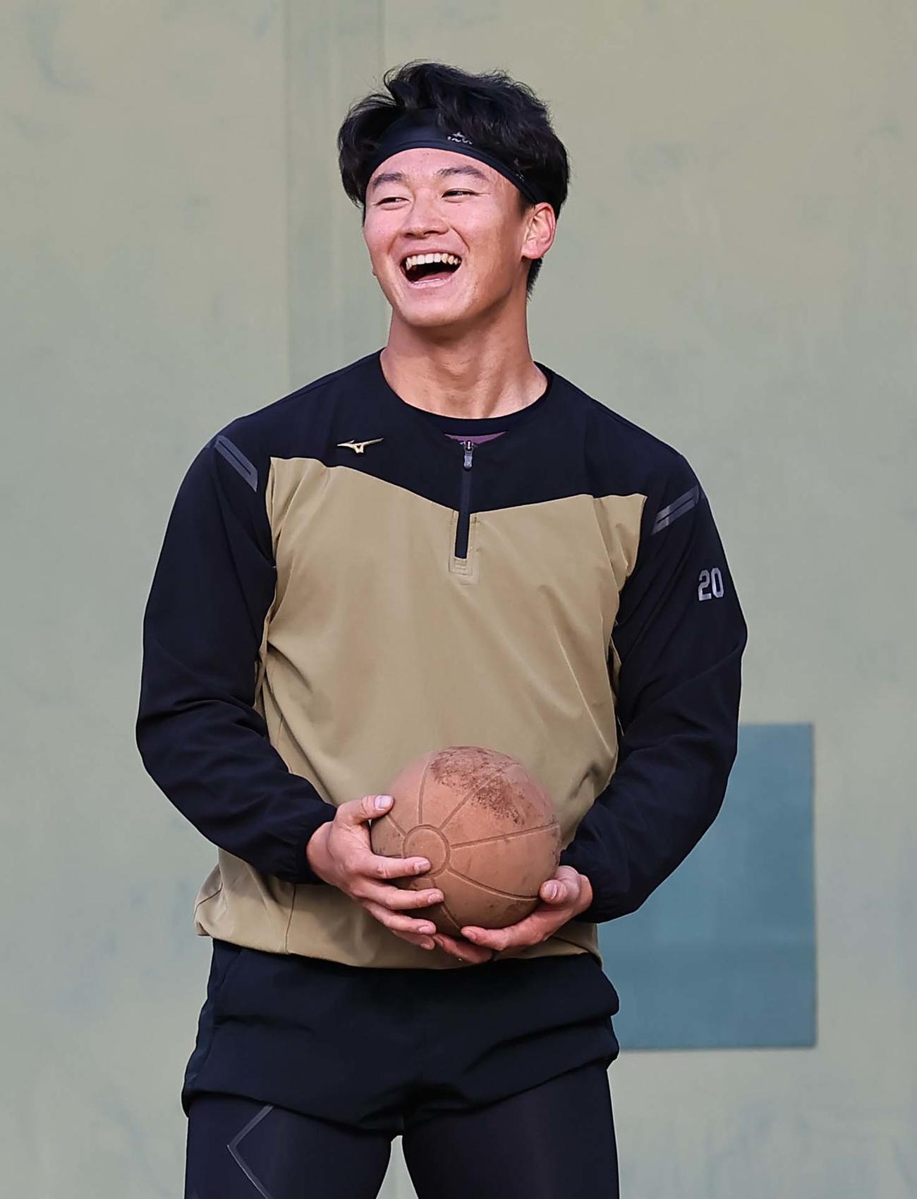 笑顔を見せながらトレーニングをする森木（撮影・上田博志）