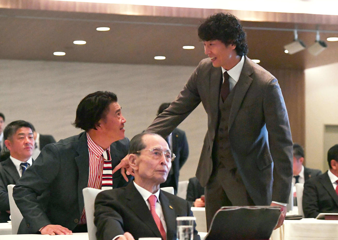 ソフトバンクの監督コーチ会議開始前に斉藤4軍監督（右）と談笑する城島会長付特別アドバイザー兼シニアコーディネーター（撮影・岩下翔太）