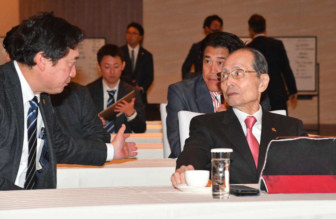 ソフトバンクの監督コーチ会議開始前に三笠GM（左）と話す王球団会長（右）。右奥は城島会長付特別アドバイザー兼シニアコーディネーター（撮影・岩下翔太）