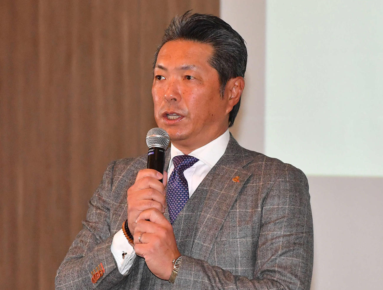 ソフトバンクの監督コーチ会議で首脳陣にあいさつする小久保監督（撮影・岩下翔太）