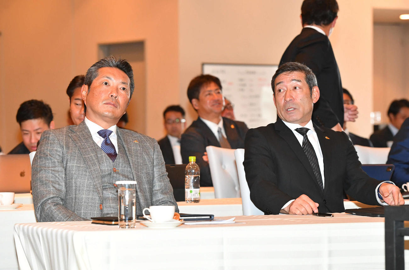 ソフトバンクの監督コーチ会議に出席した小久保監督（左）と奈良原ヘッドコーチ（撮影・岩下翔太）