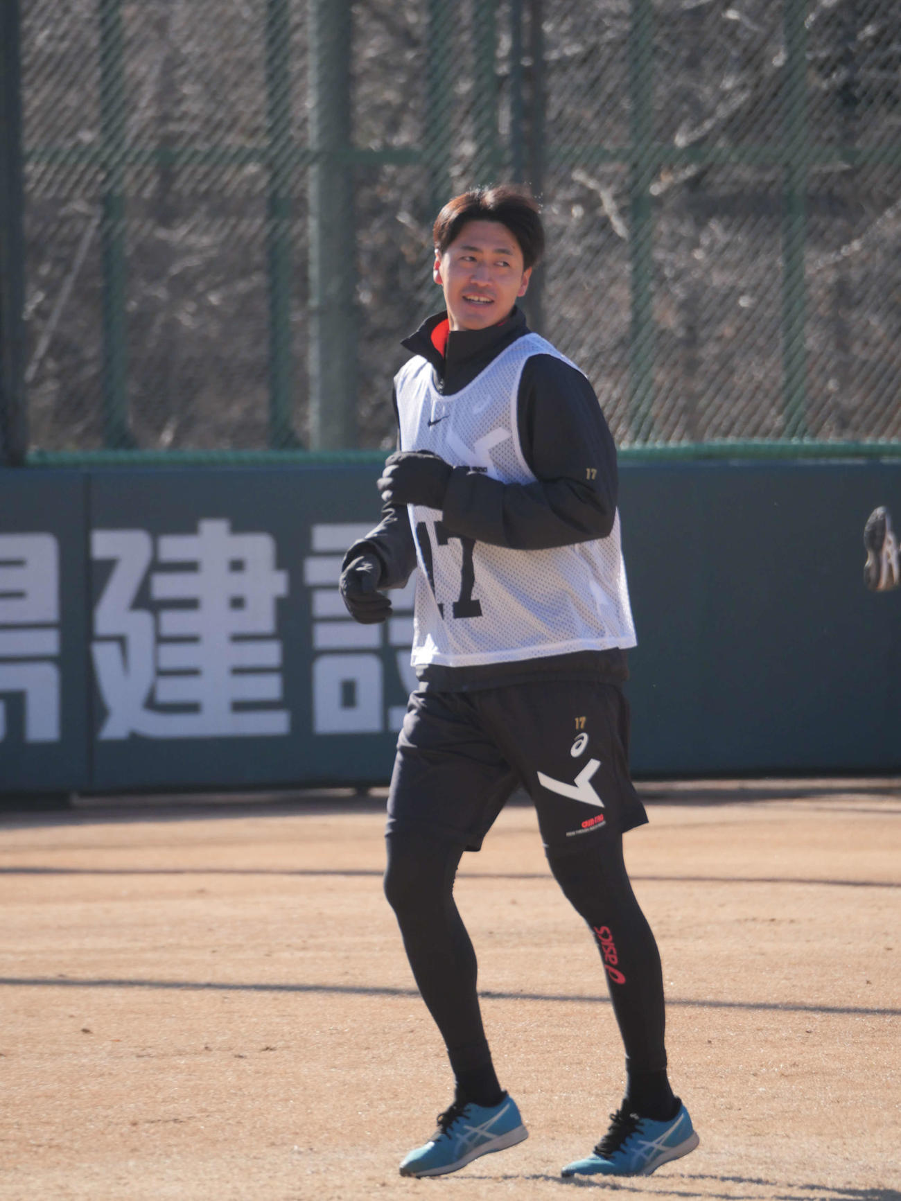 笑顔でランニングをする巨人ドラフト1位の西舘（撮影・上田悠太）