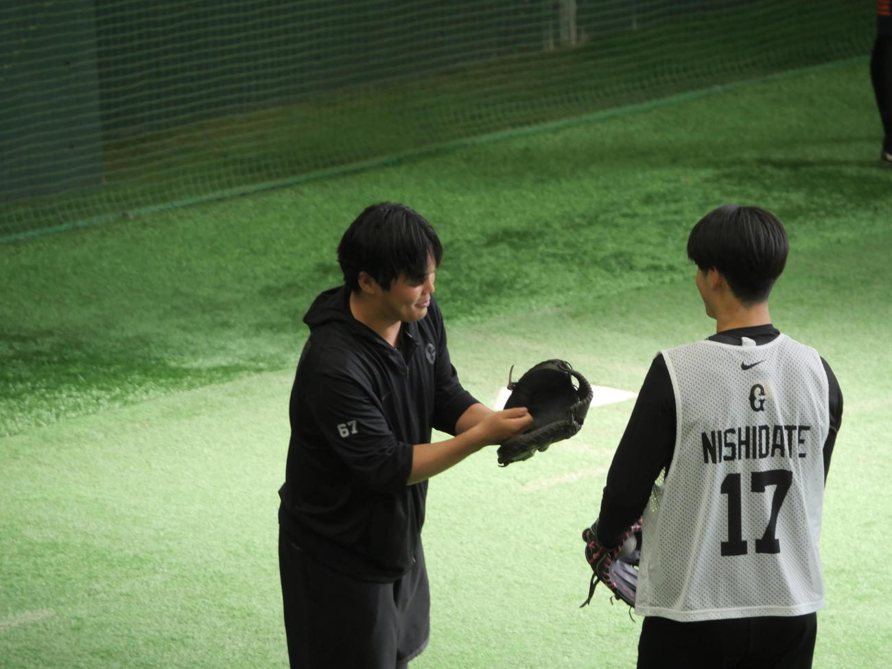投球練習後に話をす巨人山瀬（左）とドラフト1位の西舘（撮影・上田悠太）