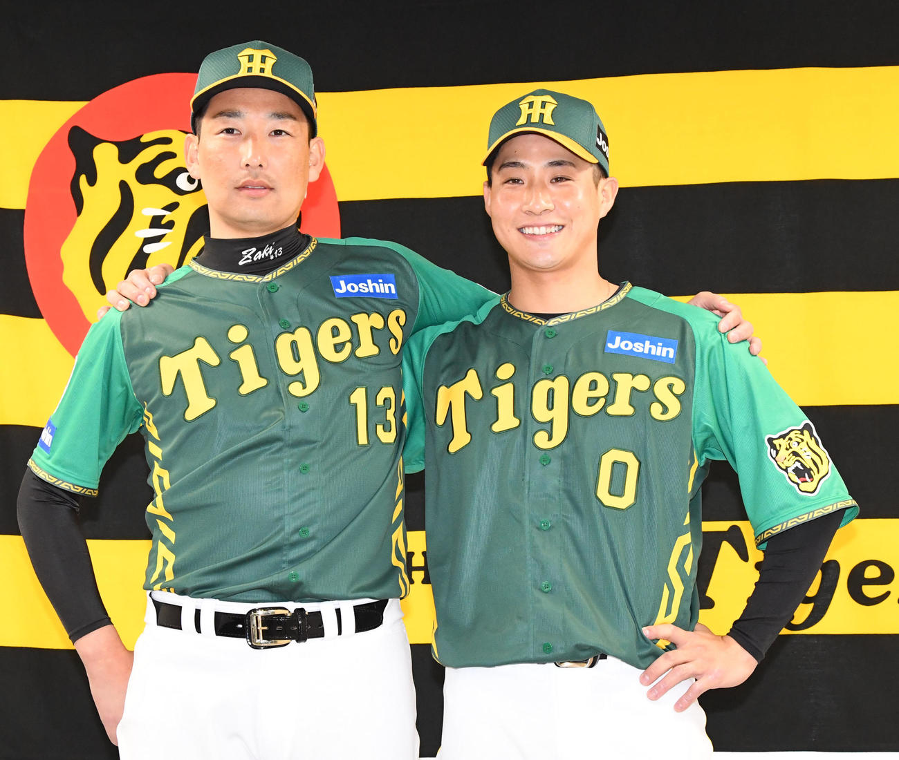 「ウル虎の夏2024」ユニホームを披露する岩崎（左）と木浪（撮影・前岡正明）