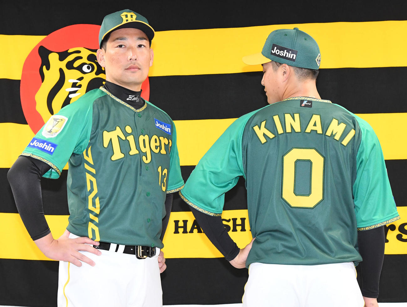 「ウル虎の夏2024」ユニホームを披露する岩崎（左）と木浪（撮影・前岡正明）