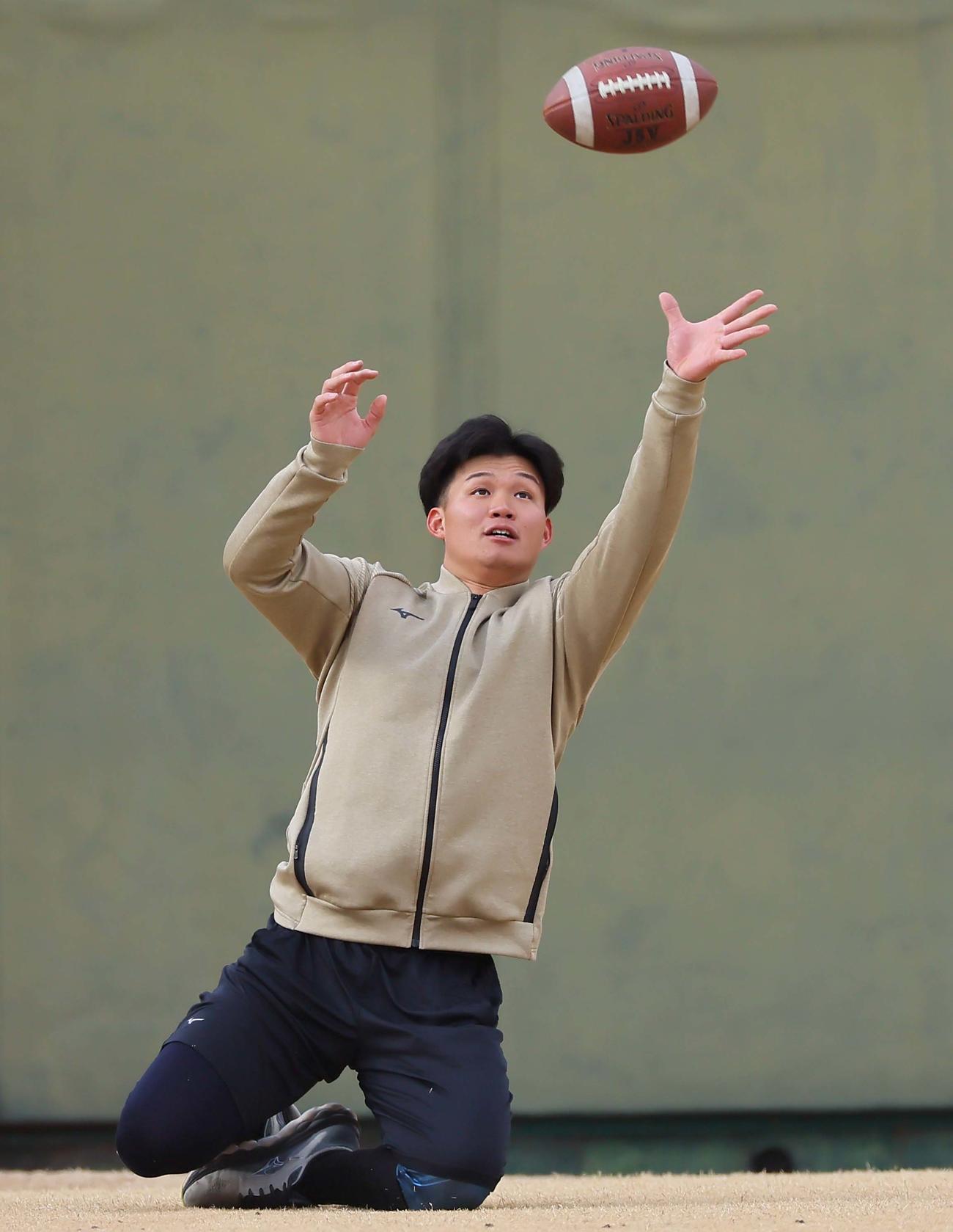 アメフトのボールを受ける森下（撮影・上田博志）