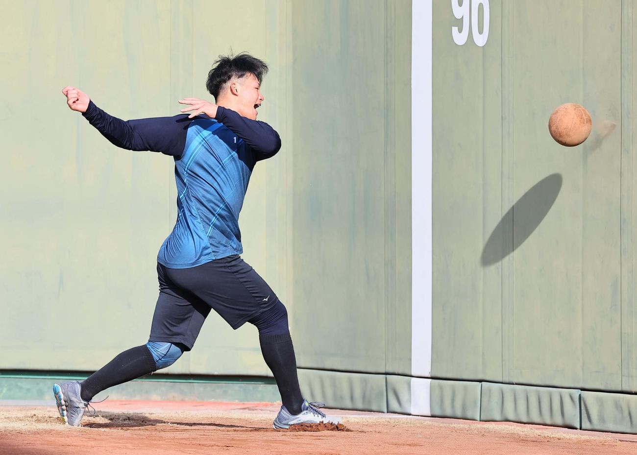 メディシンボールを使ってトレーニングをする森下（撮影・上田博志）
