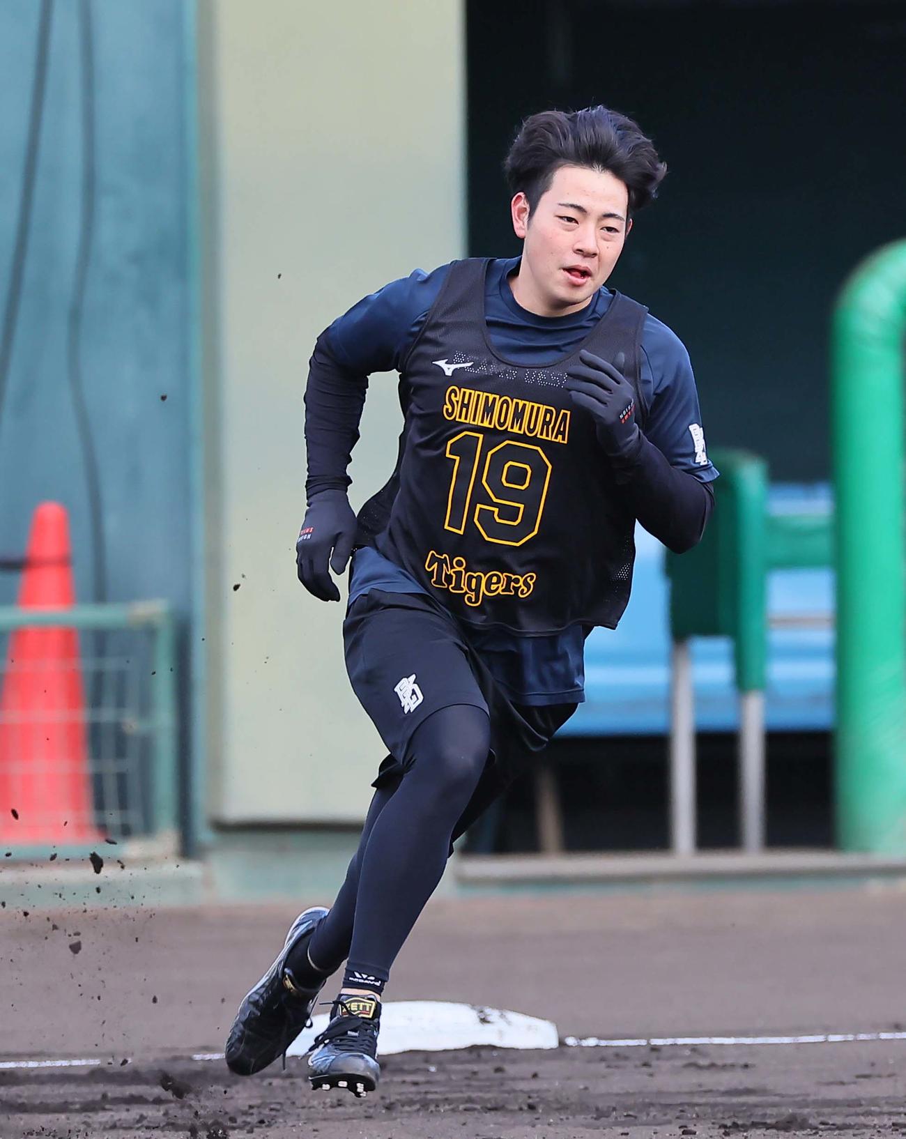 ベースランニングをする下村（撮影・上田博志）