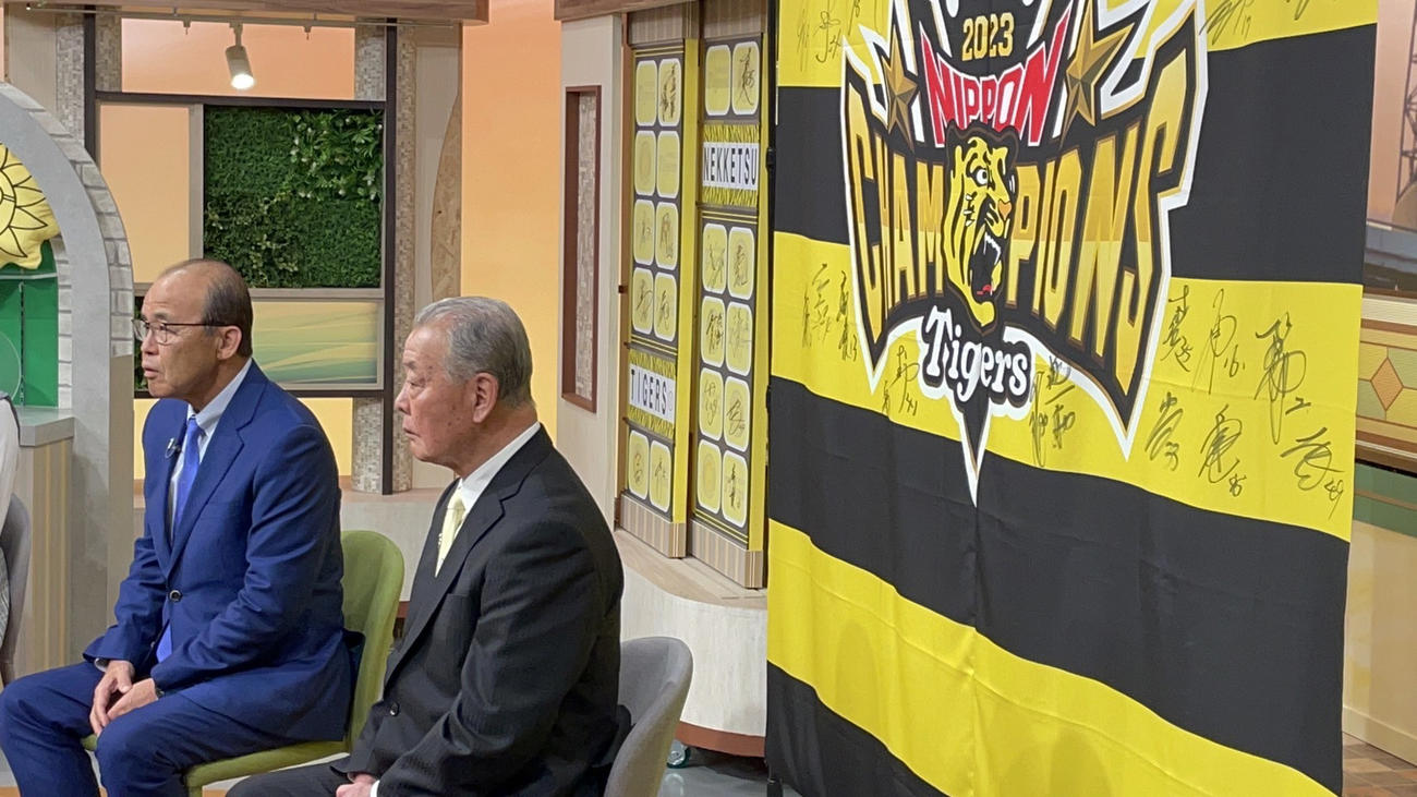 サンテレビ「熱血！タイガース党」に出演した阪神岡田監督。右は福本豊氏（球団提供）