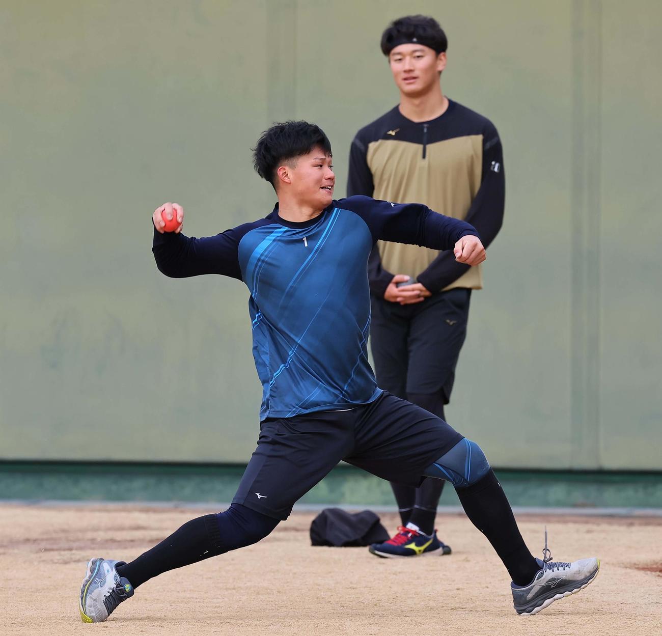 壁に向かってカラーボールを投げる森下（撮影・上田博志）