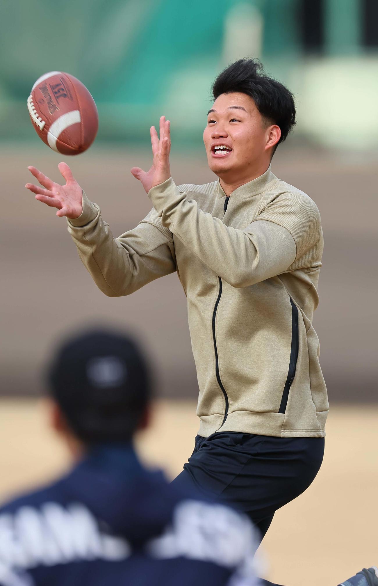 アメフトのボールを受ける森下（撮影・上田博志）