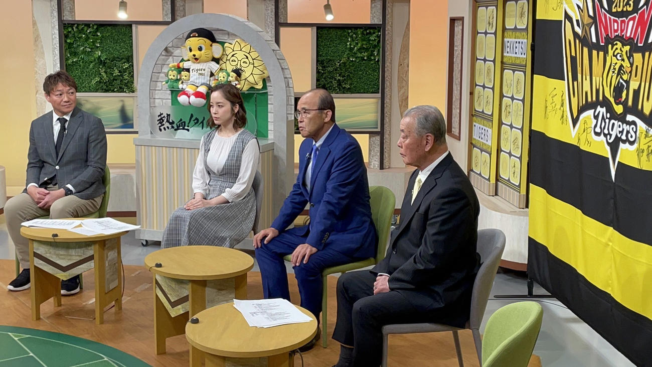 サンテレビ「熱血！タイガース党」に出演した阪神岡田監督（右から2人目）（球団提供）