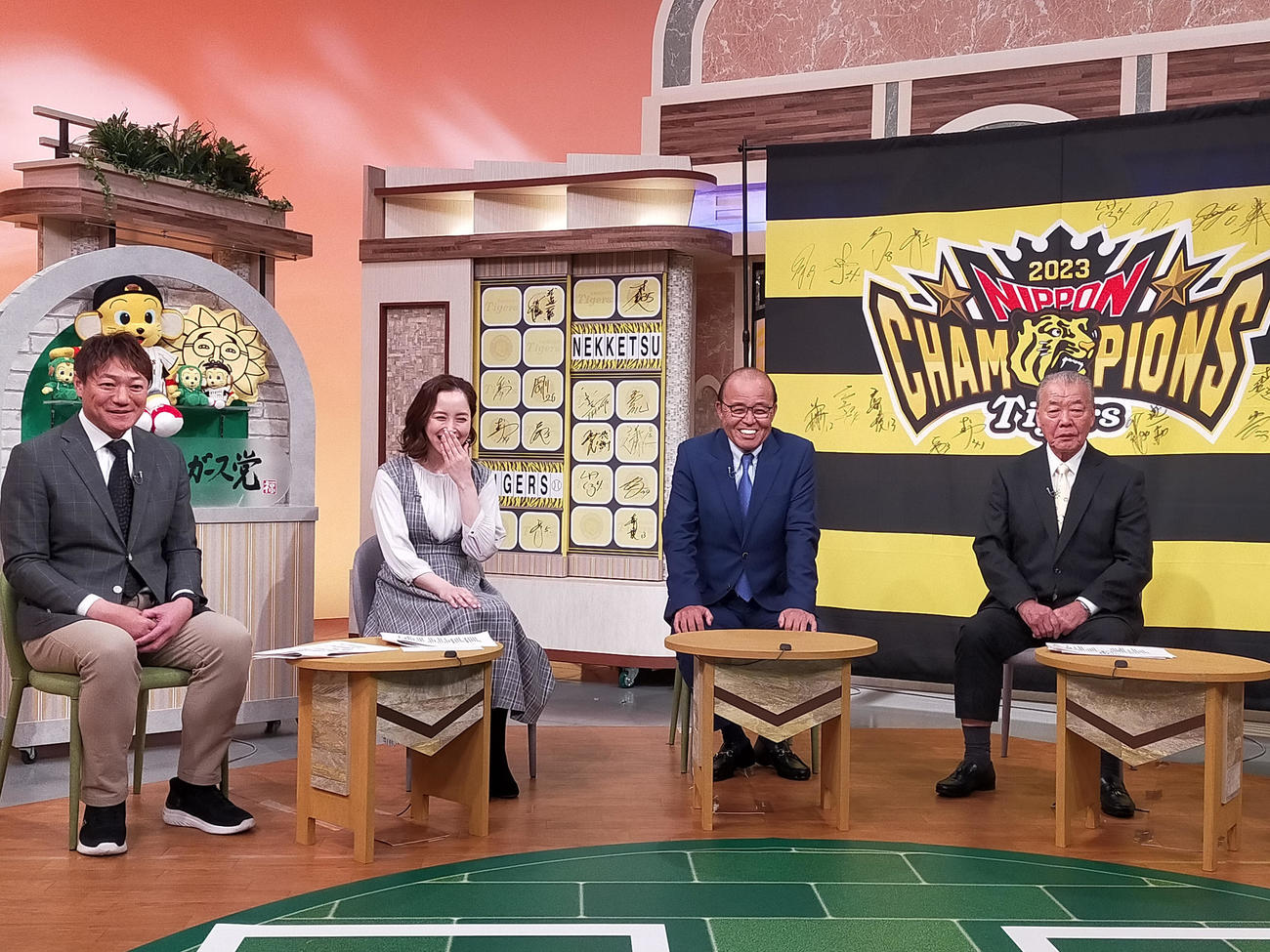 サンテレビ「熱血！タイガース党」に出演した阪神岡田監督（右から2人目）（球団提供）