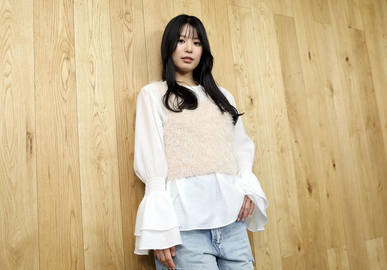 インタビュー後、写真撮影に応じる元ファイターズガールの滝谷美夢（撮影・佐藤翔太）