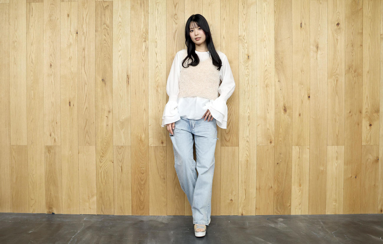 インタビュー後、写真撮影に応じる元ファイターズガールの滝谷美夢（撮影・佐藤翔太）