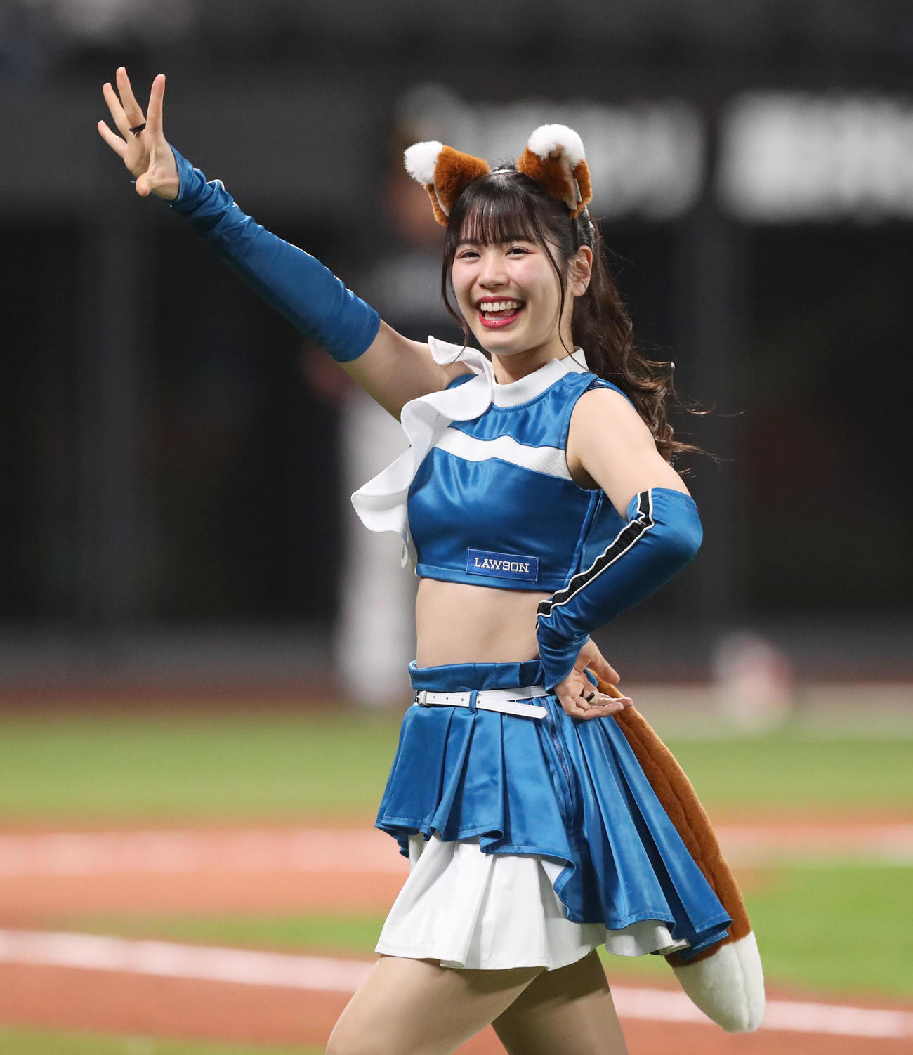 「きつねダンス」を踊るファイターズガールの滝谷美夢