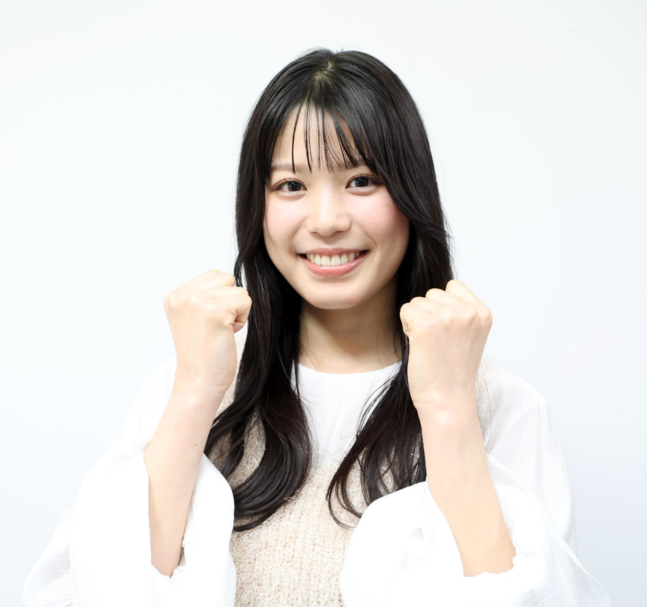 インタビュー後、写真撮影に応じる元ファイターズガールの滝谷美夢（撮影・佐藤翔太）