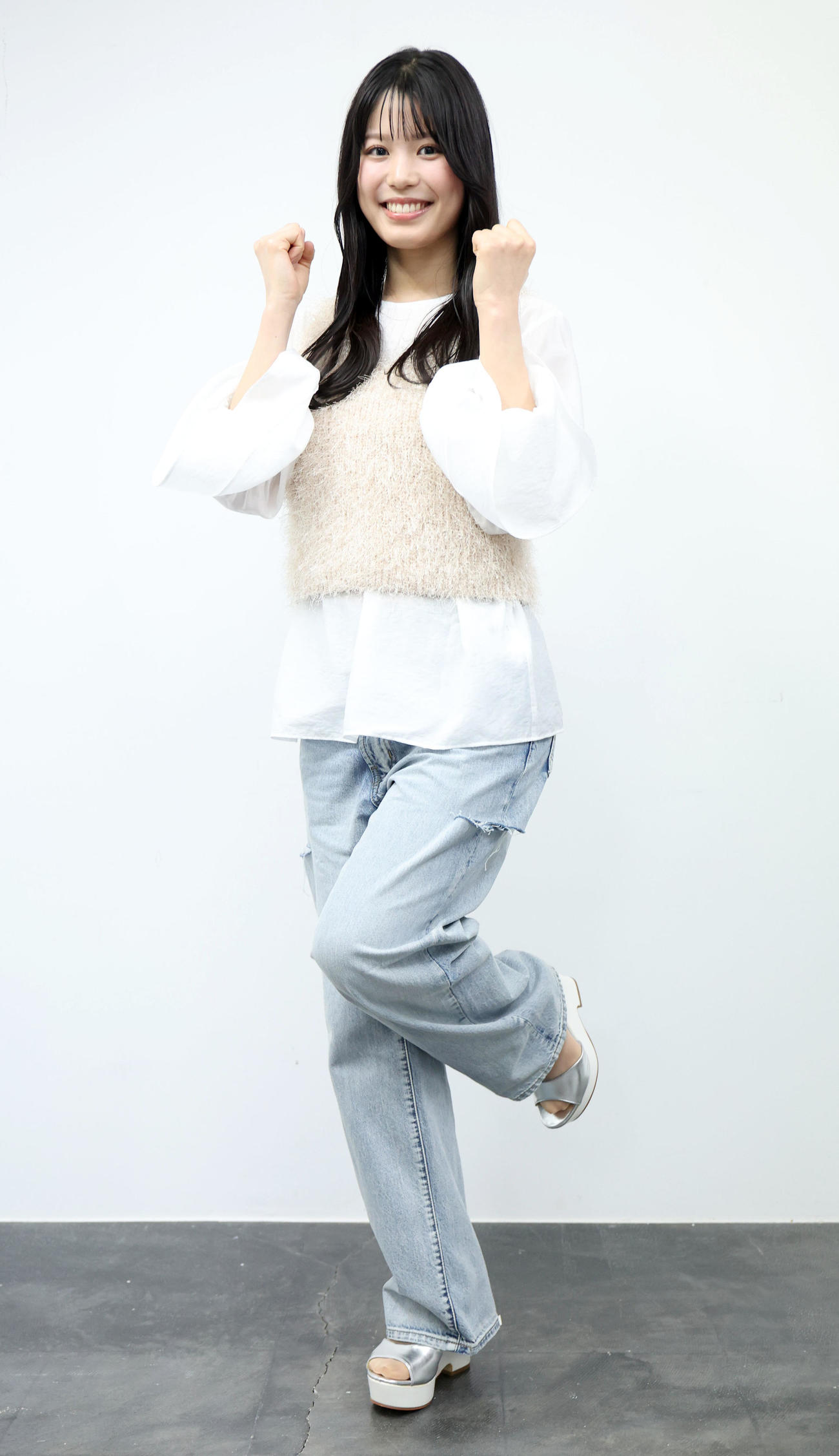 インタビュー後、写真撮影に応じる元ファイターズガールの滝谷美夢（撮影・佐藤翔太）